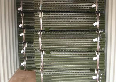 Green PVC coated t-posts packing in bundle in container